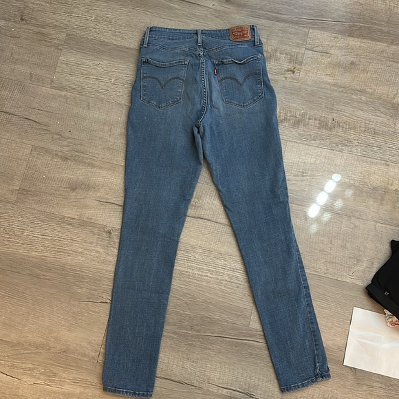Women’s Levi skinny jeans - Picture 3 of 4